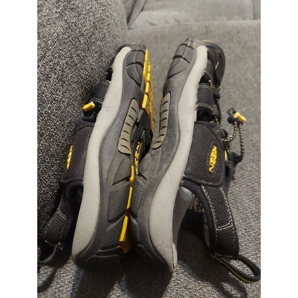 KEEN Newport H2 Mens 8.5 Black Sandals Closed Toe Summer Waterproof Sport Hike